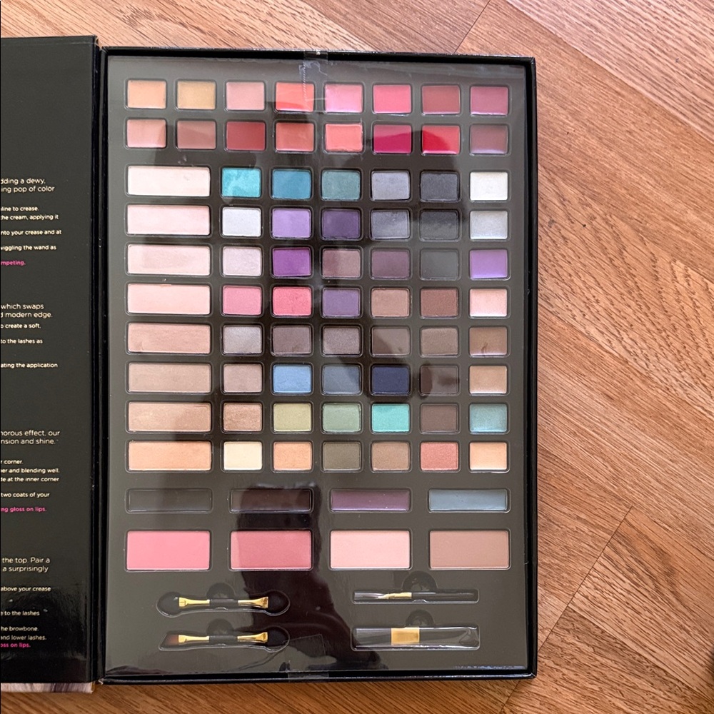 Victoria's Secret Trend Report Makeup Kit - Pink and Red Accents - Picture 4 of 7